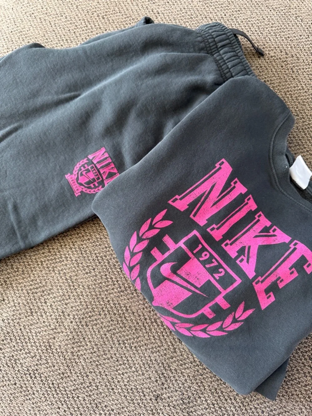 Nike Gray Sweatshirt and Sweatpants with Pink Crest - Picture 2 of 2